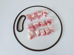 五花肉切成小方块。