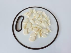 冬笋剥壳切成片。