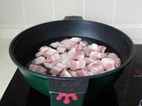 五花肉冷水放入锅里。