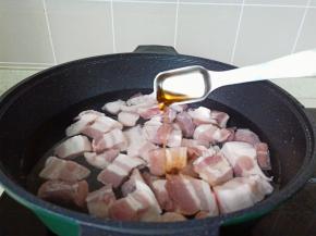 加入料酒去腥。