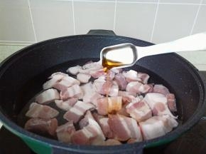 加入料酒去腥。