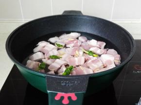 加上几个葱结生姜丝。