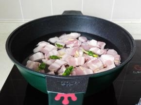 加上几个葱结生姜丝。