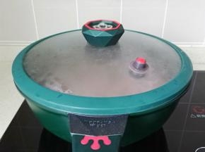 开大火焯水5分钟捞出冲洗干净，沥干水分。