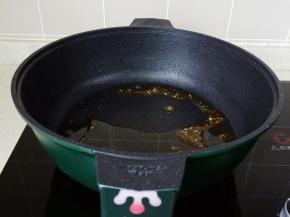 锅里放入冰糖炒糖色。