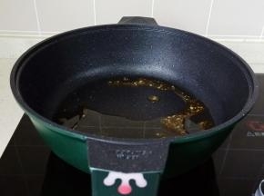 锅里放入冰糖炒糖色。