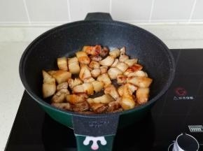 放入五花肉翻炒均匀。