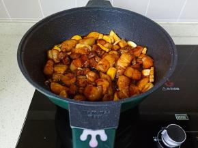 开大火将调味料翻炒均匀。