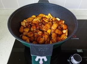 开大火将调味料翻炒均匀。