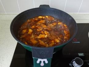 加开水与五花肉齐平。