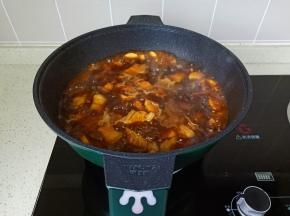 加开水与五花肉齐平。