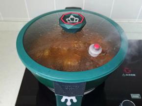 盖上盖子，大火煮开转中小火炖35分钟。