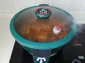 盖上盖子，大火煮开转中小火炖35分钟。