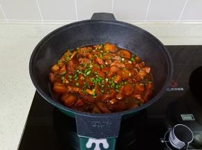 换大火收汁，加盐一勺调味，撒上葱花即可。