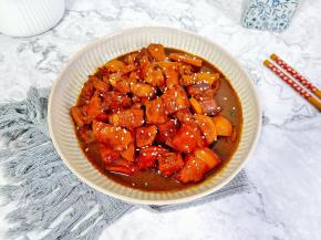 冬笋包裹着浓浓的汤汁，脆爽鲜美无比！