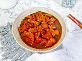 冬笋包裹着浓浓的汤汁，脆爽鲜美无比！