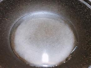 不粘锅里加入白糖和清水，轻轻晃平后开中火熬糖，记住不要搅拌