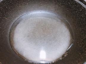 不粘锅里加入白糖和清水，轻轻晃平后开中火熬糖，记住不要搅拌