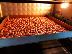 先把花生仁放入烤盘里平铺好，150度烤20分钟左右香脆即可