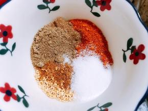 无水的碗里加入盐，五香粉，辣椒粉，花椒粉，熟白芝麻，再把蚝油倒在上面