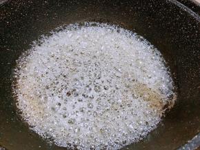 熬到糖浆微微变黄转小火