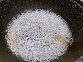熬到糖浆微微变黄转小火