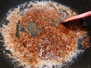 把碗里的调料全部放进去快速搅拌均匀