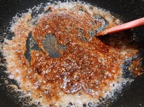 把碗里的调料全部放进去快速搅拌均匀