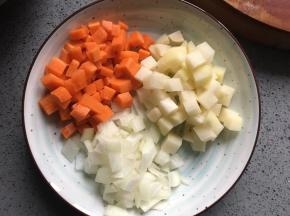 土豆，胡萝卜，洋葱都切丁
