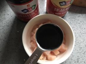 鸡胸肉加入一勺生抽