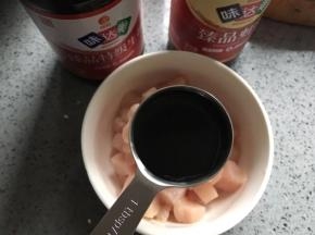 鸡胸肉加入一勺生抽