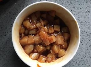搅拌均匀，腌制15分钟