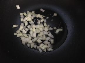 热锅放油，倒入洋葱炒香