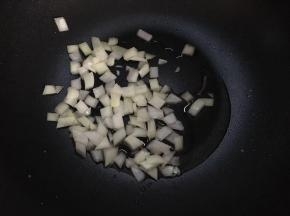 热锅放油，倒入洋葱炒香