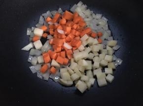 加入胡萝卜和土豆，翻炒四五分钟