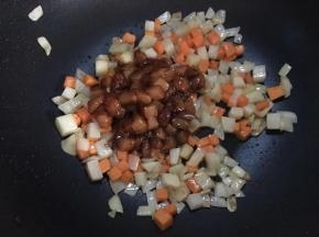加入鸡胸肉翻炒