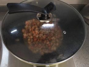 加入一杯清水，煮开，收汁，即可。