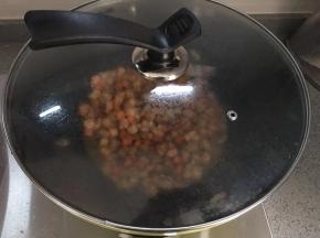 加入一杯清水，煮开，收汁，即可。