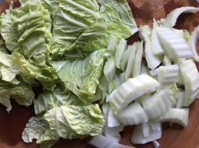 白菜切成片，叶子和梗分开