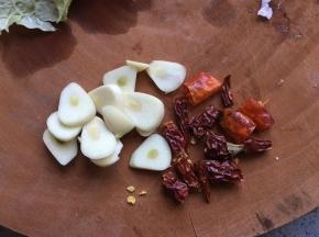 大蒜切片，辣椒切段