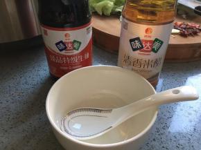 准备调料汁，碗中加入米醋和生抽