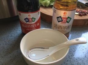 准备调料汁，碗中加入米醋和生抽