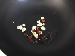 热锅放油，爆香蒜片和辣椒