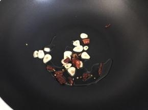 热锅放油，爆香蒜片和辣椒
