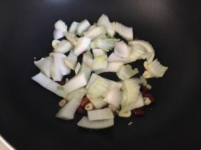 加入白菜梗，炒至断生