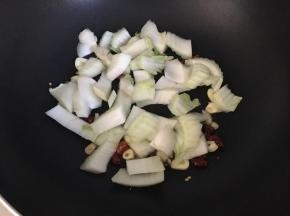 加入白菜梗，炒至断生