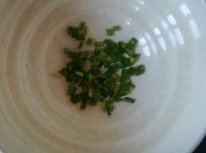 碗中放入葱花