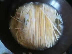 开水煮熟面条。