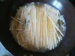 开水煮熟面条。