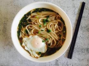 加入鸡蛋。一碗阳春面就好了。